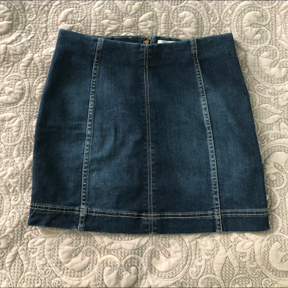 Denim skirt with zipper in the back